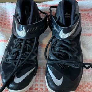 Nike LeBron Basketball Shoes. Size 7.5 in Boys